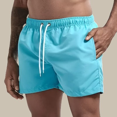 Moderne sneldrogende zwemshorts voor heren. Ideaal voor een snelle duik of ontspanning aan het water.