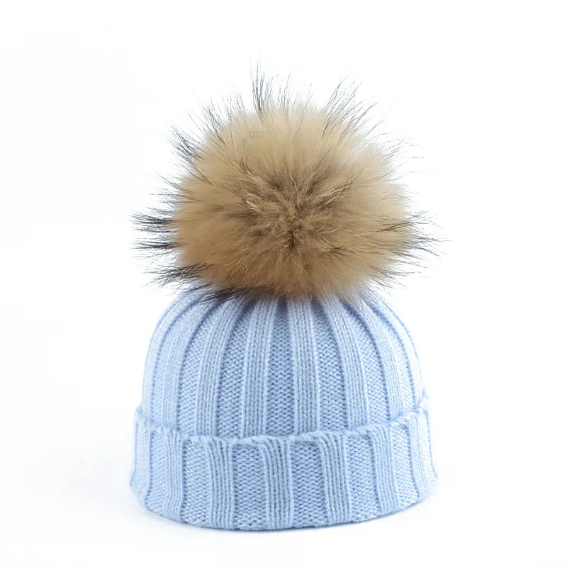 Hoofddeksel: Comfortabele gebreide wintermuts voor dames met een zachte nepbont pompon, ideaal voor casual stijl.
