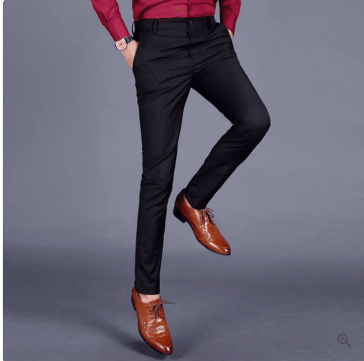 Man draagt comfortabele heren pantalon met stretch, geschikte werkbroek voor een dynamische dag.