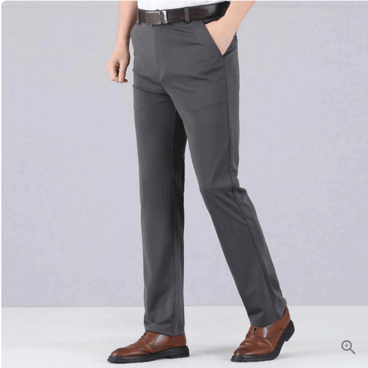 Gedetailleerde weergave van de stof van de heren comfort stretch pantalon, met focus op flexibiliteit.