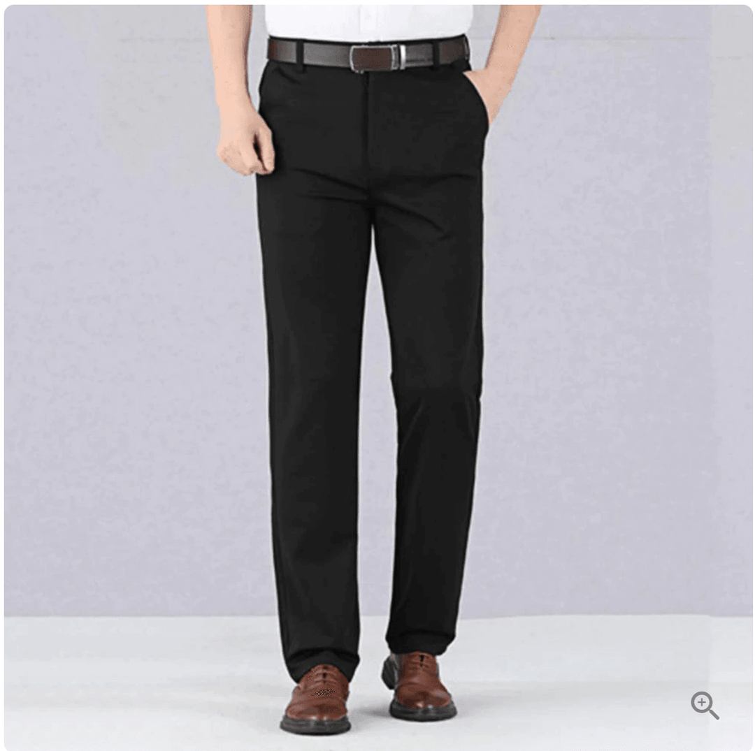 Heren pantalon, model draagt de comfort stretch broek, perfect voor een zakelijke of casual setting.
