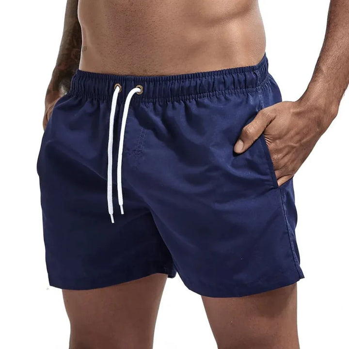 Zwarte sneldrogende heren zwemshorts met elastische taille voor ultiem comfort in het zwembad.