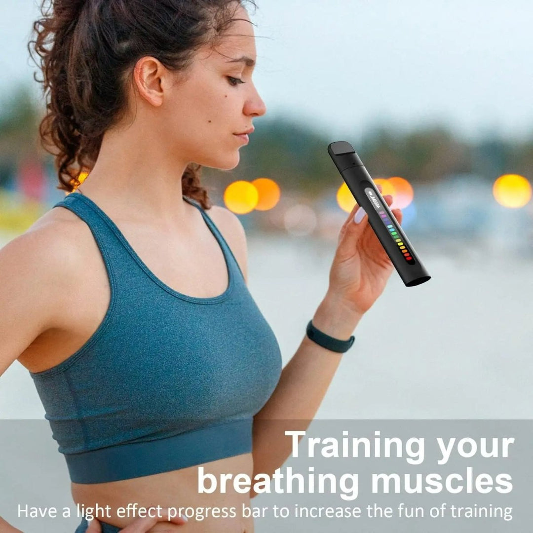 Persoon gebruikt de BreathBoost slimme ademtrainer voor gerichte ademhalingsoefeningen en betere conditie.