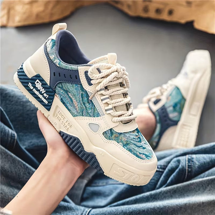 Stijlvolle blauw-witte hardloopschoenen voor heren, ontworpen voor optimaal comfort en prestaties tijdens het sporten.
