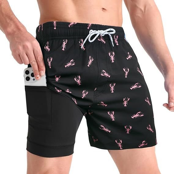 Man draagt comfortabele heren sneldrogende zwembroek met compressie op strand. Perfecte strandkleding.