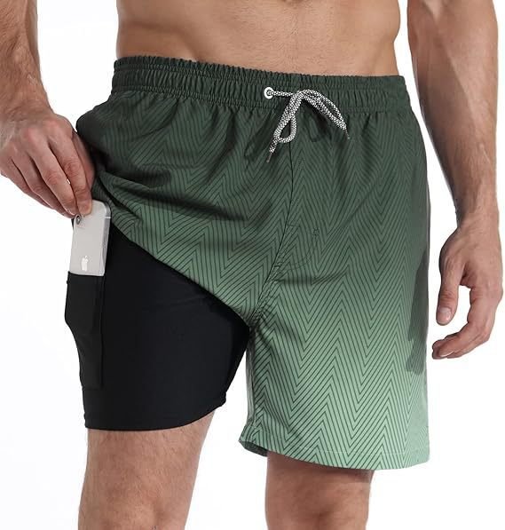 Detail van de sneldrogende stof van de heren zwemshort met compressie binnenbroek, geschikt voor watersport.