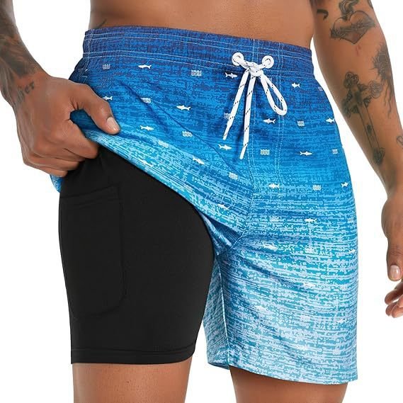 Achterzicht van moderne heren sneldrogende zwemshort met compressie. Ergonomisch design voor comfortabel zwemmen.