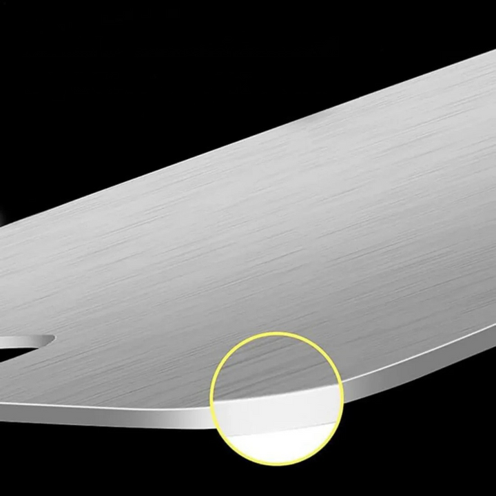 Premium titanium snijplank, dik en hygienisch, essentieel voor veilige en schone snijtaken in de keuken.