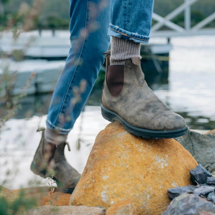 Detail van de waterdichte buitenkant van Finn Chelsea winterlaarzen, met duurzaam materiaal en trendy design.