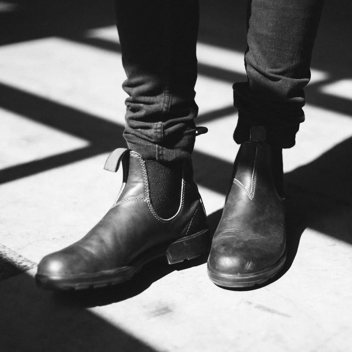 Man draagt trendy Finn Chelsea snowboots, perfect voor outdoor activiteiten en dagelijks gebruik in de winter.