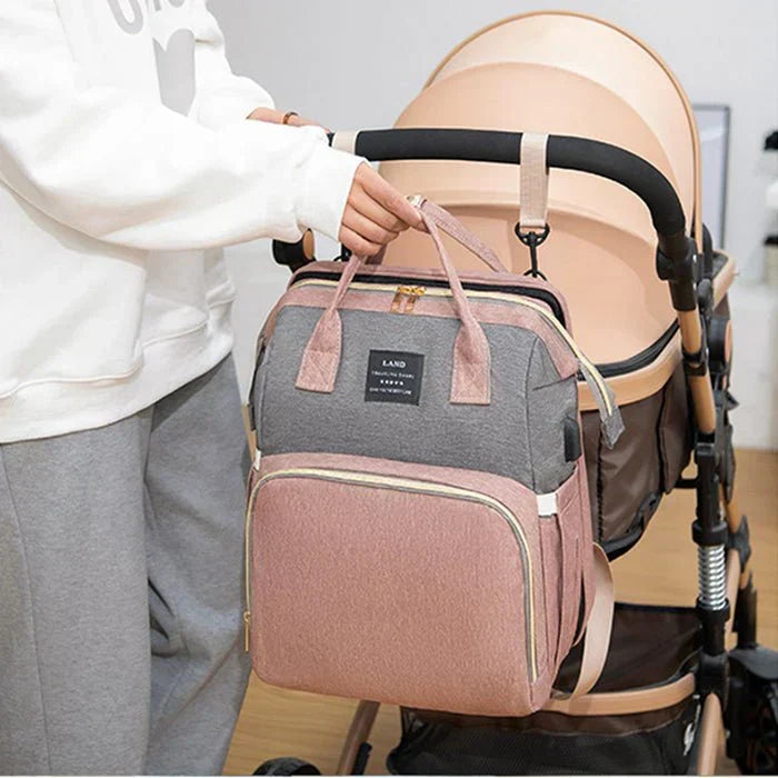Luiertas transformeert naar draagbaar reisbedje. Handige baby reistas voor ouders onderweg.