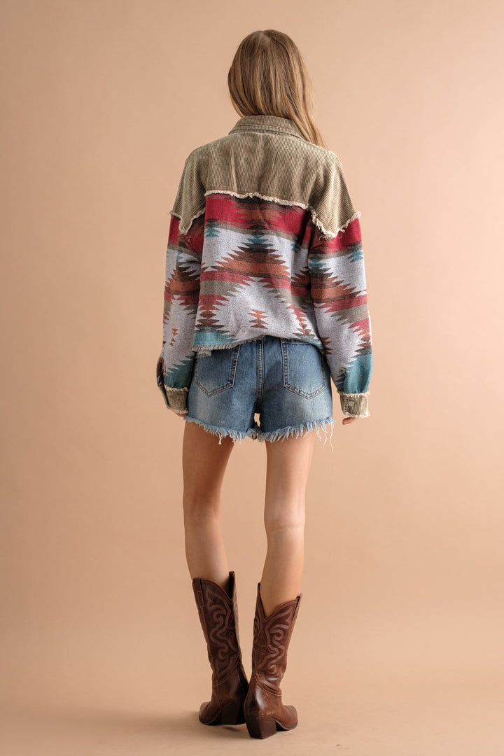 Grijs en koffie damesoverhemd met losse pasvorm, contrasterend design en zakken, een veelzijdige blouse.