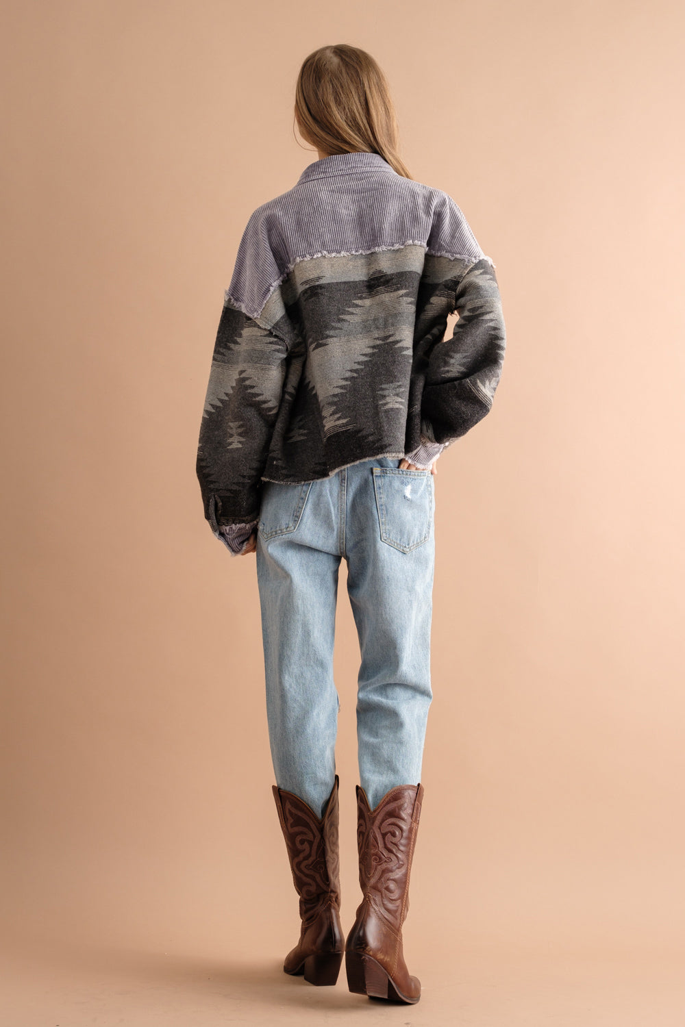 Casual damesoverhemd met lange mouwen, grijs/koffie contrast en borstzakken, geschikt voor een gelaagde look.