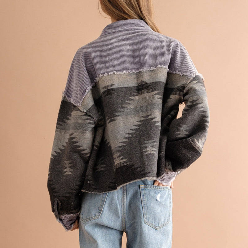Modern damesoverhemd in contrastkleuren grijs en koffie, met zakken; perfect als trendy herfstbovenkleding.