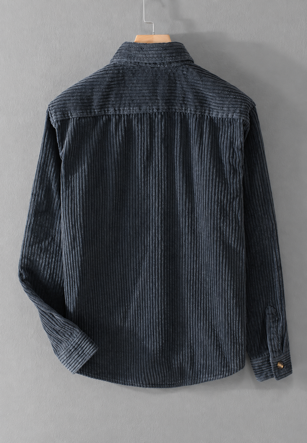 Man draagt casual herenoverhemd met relaxte pasvorm, perfect voor een stijlvolle herfstlook en gelaagdheid.