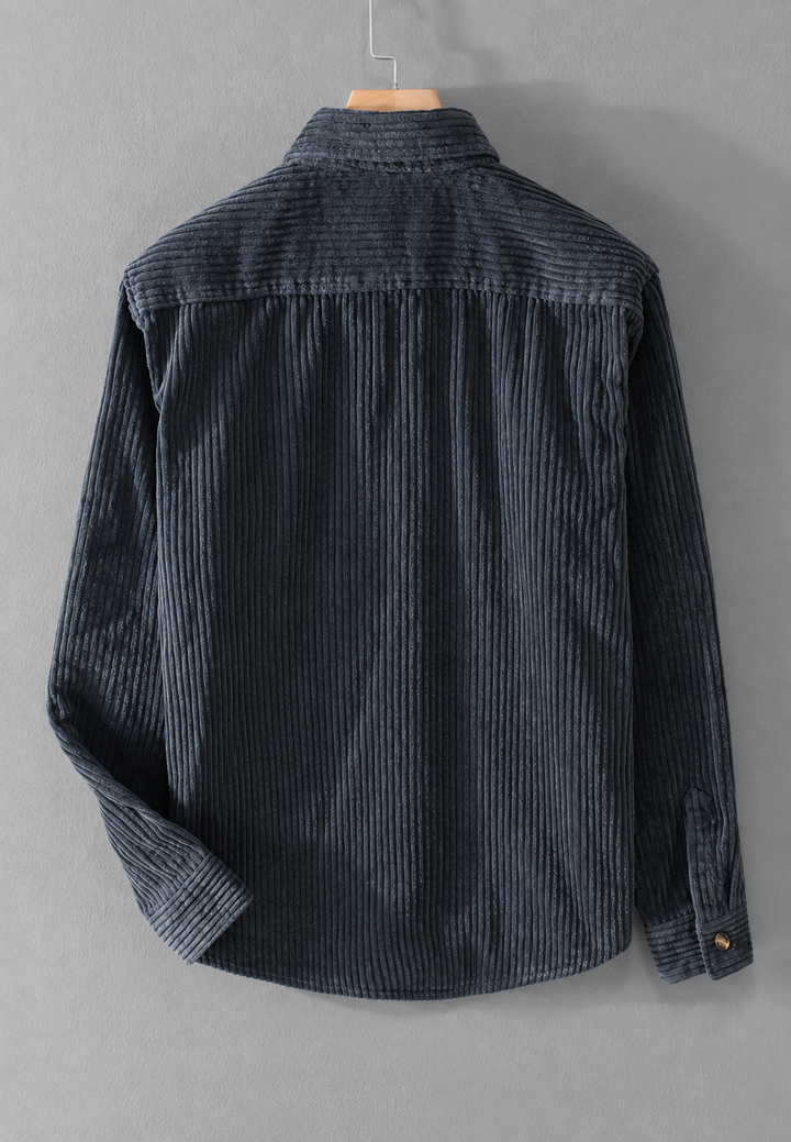 Man draagt casual herenoverhemd met relaxte pasvorm, perfect voor een stijlvolle herfstlook en gelaagdheid.