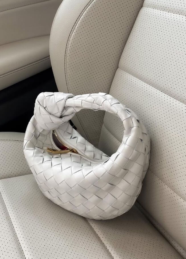 Stijlvolle geweven mini tas Isabella, elegant ontwerp voor elke gelegenheid.