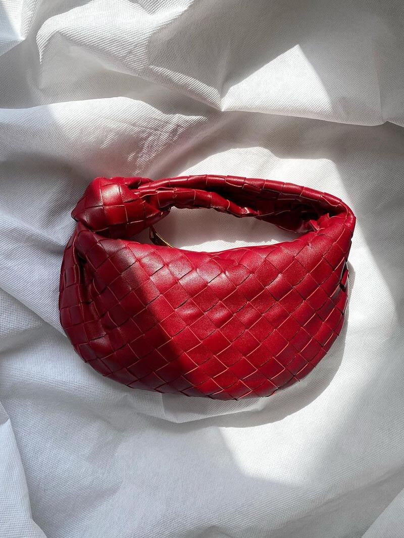 Compacte handgeweven dames tas, elegant en praktisch, een veelzijdig accessoire.
