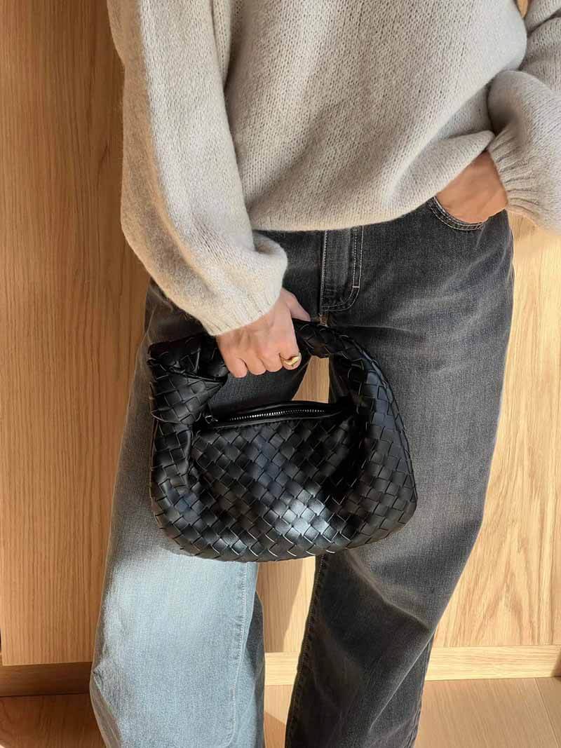 Trendy geweven minitas voor dames, modern en functioneel, een essentieel accessoire.