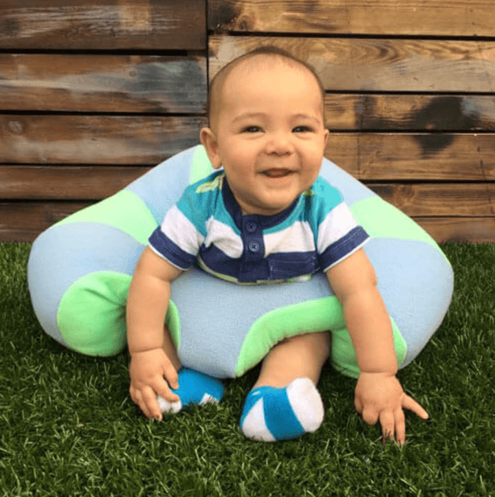 Babyzitje van zacht materiaal, speciaal ontworpen voor pasgeborenen om te zitten.