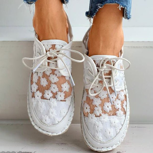 Stijlvolle orthopedische dames sneakers in wit/beige, geborduurd. Comfortabele, modieuze schoenen voor dagelijks gebruik.