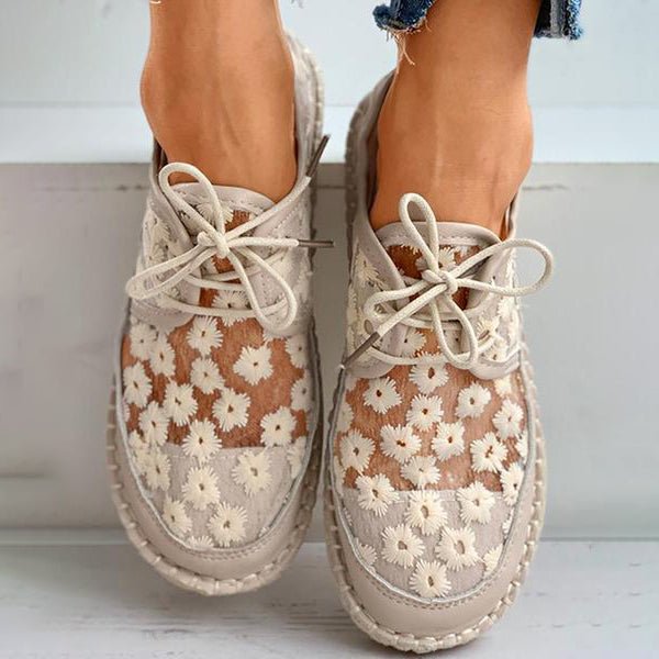 Comfortabele orthopedische dames sneakers met platte zool. Bieden voetcomfort en een stijlvol geborduurd design.