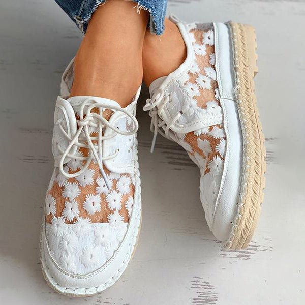 Beige geborduurde orthopedische dames sneakers. Elegantie en voetcomfort gecombineerd voor de moderne vrouw.