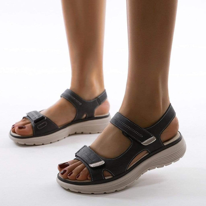 Dames orthopedische platformsandalen met verstelbare bandjes; ideaal voor zomerse dagen en voetcomfort.