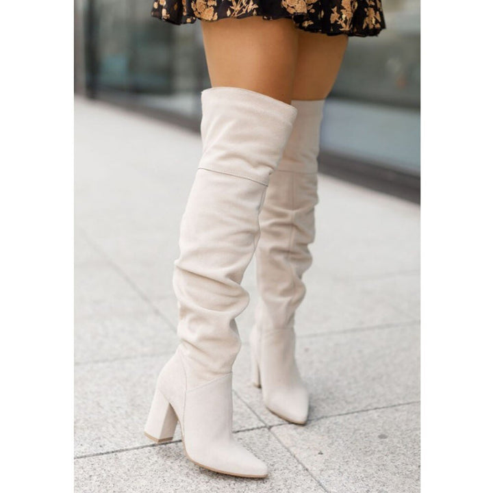 Elegante beige dames kniehoge laarzen met hak, stijlvol en comfortabel voor herfst- en wintermode.