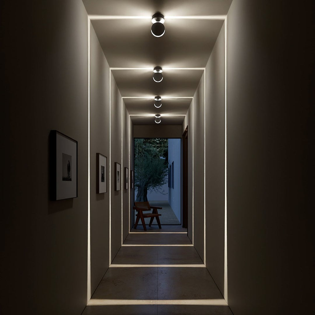 Sfeervolle 360° LED projector verlichting vult de kamer met een kleurrijke, dynamische lichtshow.