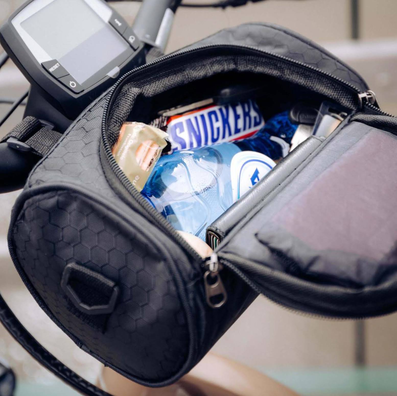 "Speedy Fiets Tas met wit touchscreen venster, waterdichte constructie en stevige bevestiging, perfecte fietsaccessoire."
