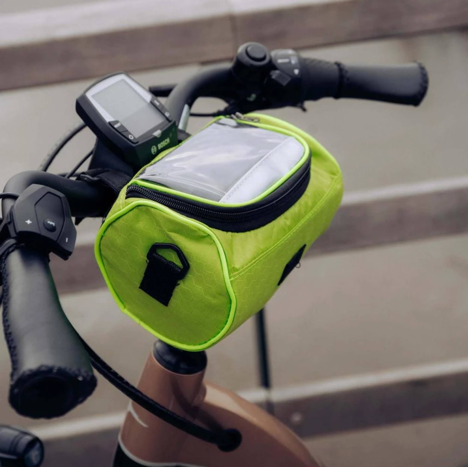"Speedy Fiets Tas met wit touchscreen venster, waterdichte constructie en stevige bevestiging, perfecte fietsaccessoire."
