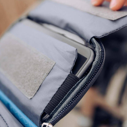 "Speedy Fiets Tas met wit touchscreen venster, waterdichte constructie en stevige bevestiging, perfecte fietsaccessoire."