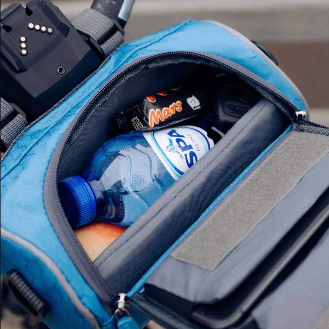 "Speedy Fiets Tas met wit touchscreen venster, waterdichte constructie en stevige bevestiging, perfecte fietsaccessoire."