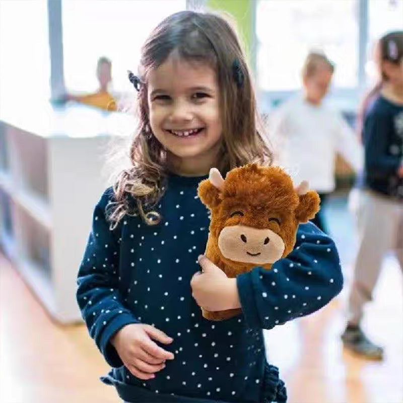 Gedetailleerde hooglandkoe pluche knuffel met zachte vacht en kenmerkende hoorns, een uniek speelgoed.