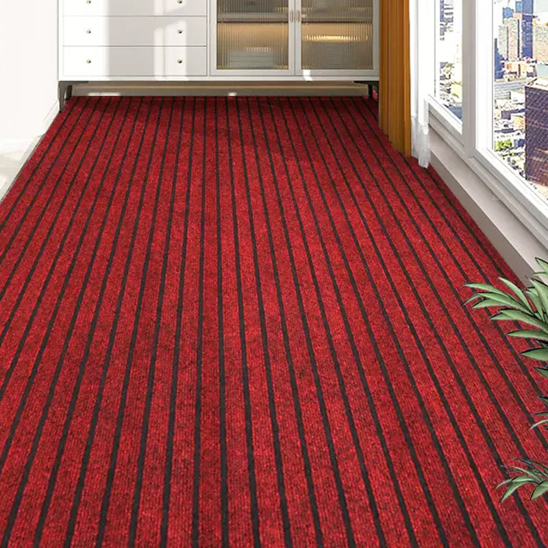 Antislip vloerkleed voor extra veiligheid, voorkomt glijden. Duurzaam en makkelijk te onderhouden tapijt.