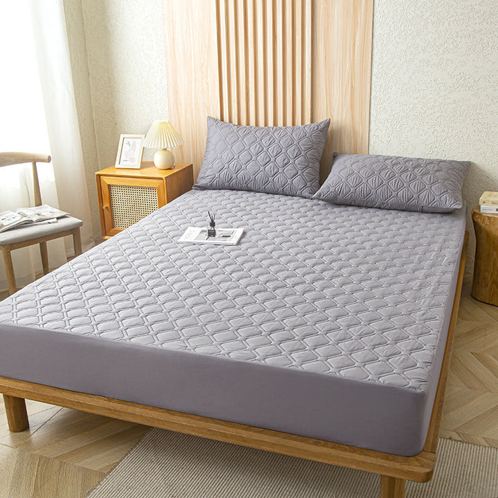 Waterdichte matrasbeschermer met gewatteerde toplaag, biedt luxe beddengoed bescherming.