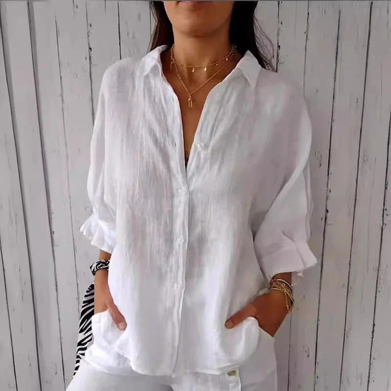 Modieuze damesblouse met lange oprolmouwen en stijlvolle V-hals; ideaal voor zomerse dagen en zakelijke meetings.