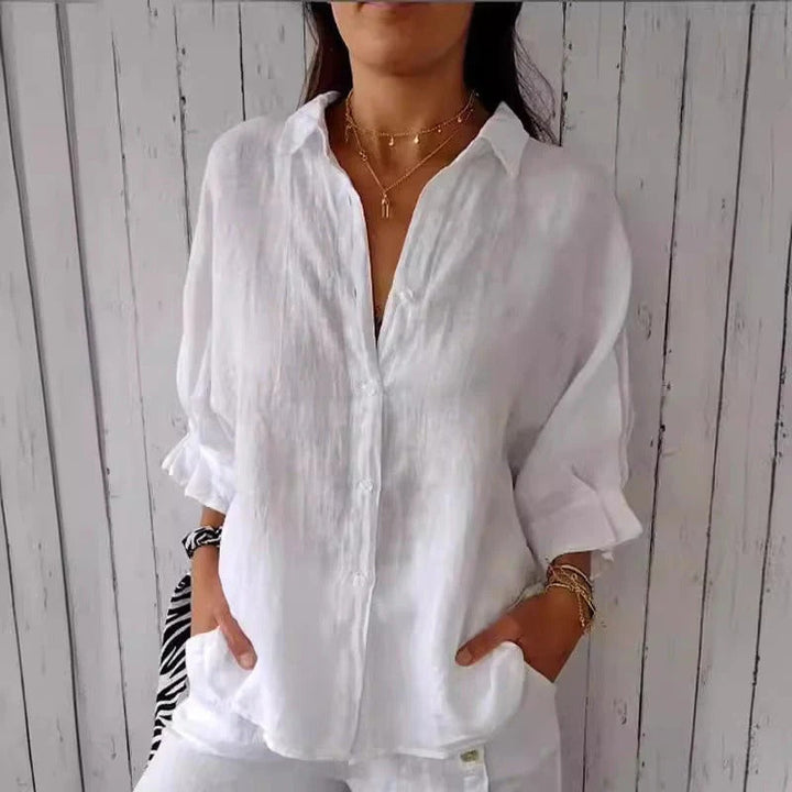 Modieuze damesblouse met lange oprolmouwen en stijlvolle V-hals; ideaal voor zomerse dagen en zakelijke meetings.