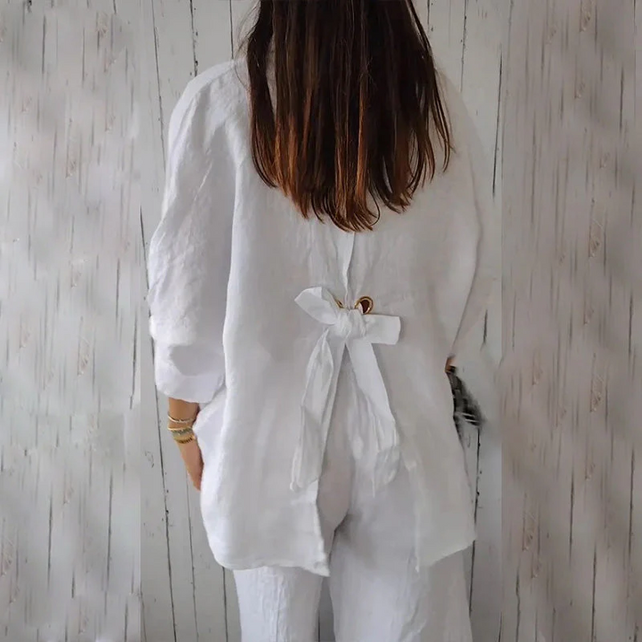Elegante effen damesblouse met V-hals en oprolbare mouwen; een veelzijdige toevoeging aan elke casual of zakelijke outfit.