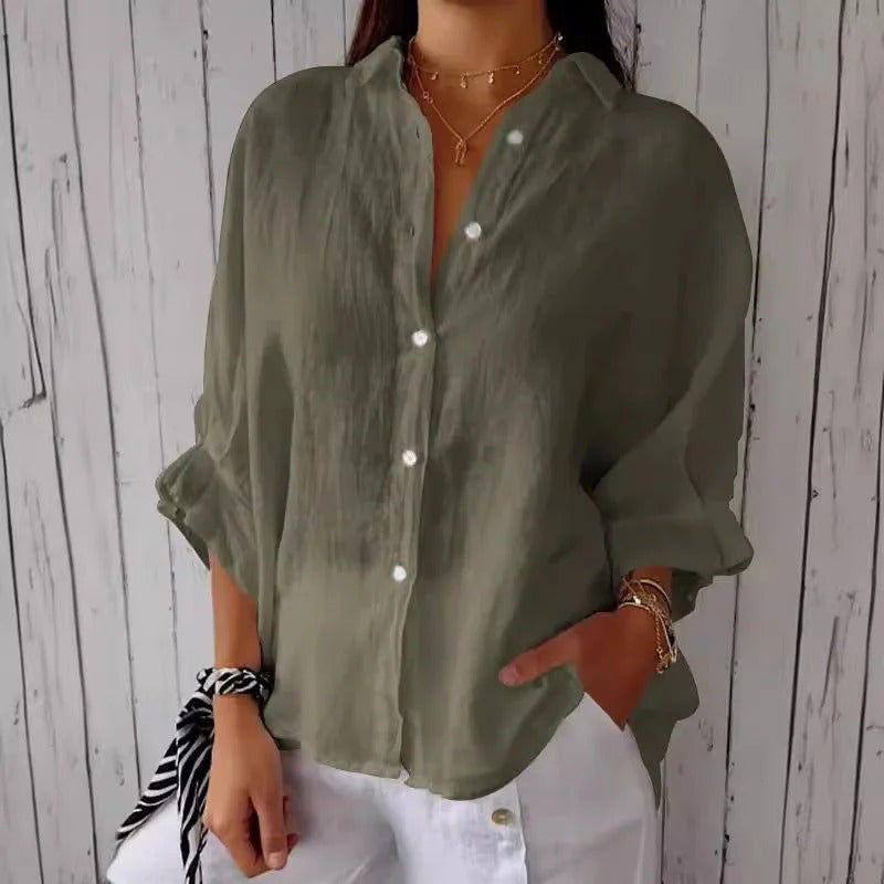 Casual dames blouse, effen en comfortabel, met praktische oprolmouwen voor een relaxte voorjaars- of zomeroutfit.