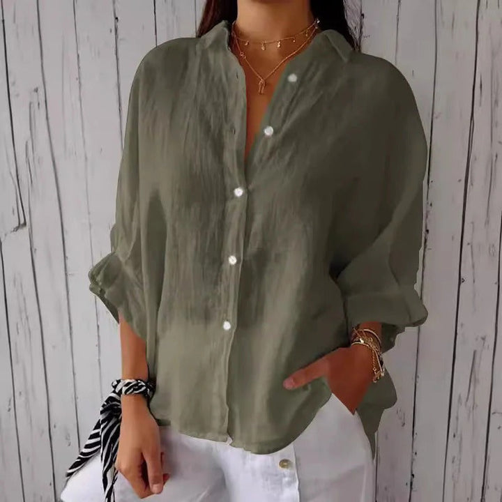 Casual dames blouse, effen en comfortabel, met praktische oprolmouwen voor een relaxte voorjaars- of zomeroutfit.