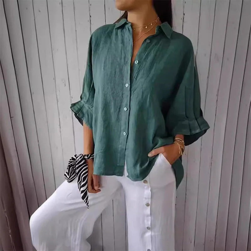 Stijlvolle damesblouse met V-hals, soepel vallend en met oprolbare mouwen; een must-have voor zomerse elegantie.