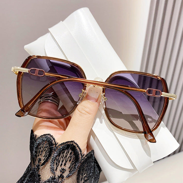 Zonnebril met groot frame en slank design, gepolariseerde lenzen voor 100% UV-bescherming. Ideaal voor mode.