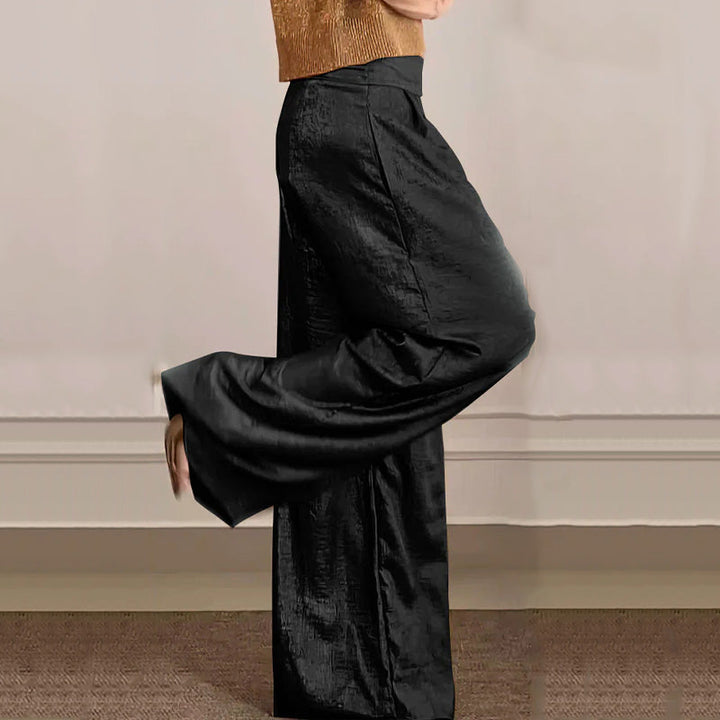 Comfortabele wijde broek met hoge taille, combineert perfect met de glanzende top voor een trendy casual chic look.