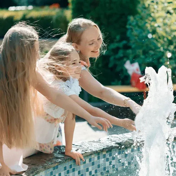 Tuinfontein waterornament met verstelbare stroom. Rustgevende sfeer, tuin decoratie en vijverpomp.