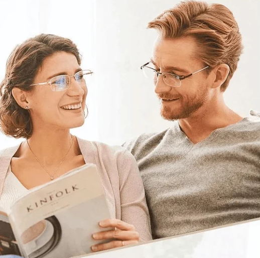 Zwarte, ultralichte multifocale leesbril voor zowel mannen als vrouwen, met blauwlichtfilter.