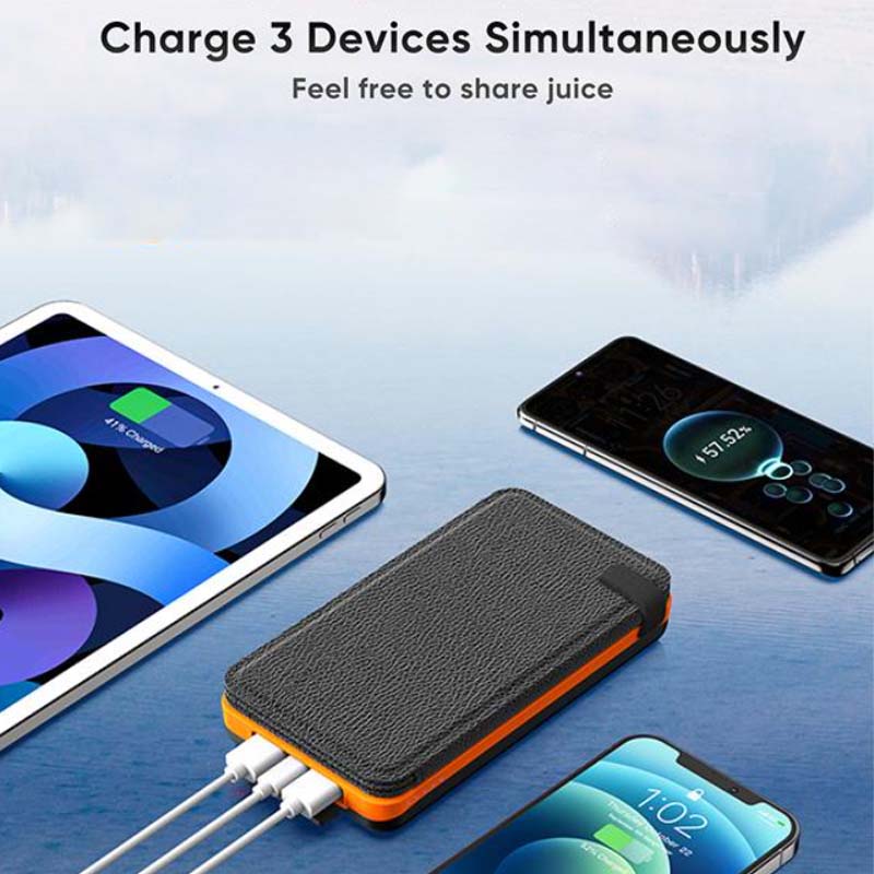 Close-up van de 3 USB-uitgangen van de zonne-energie powerbank, efficiënt en veelzijdig.