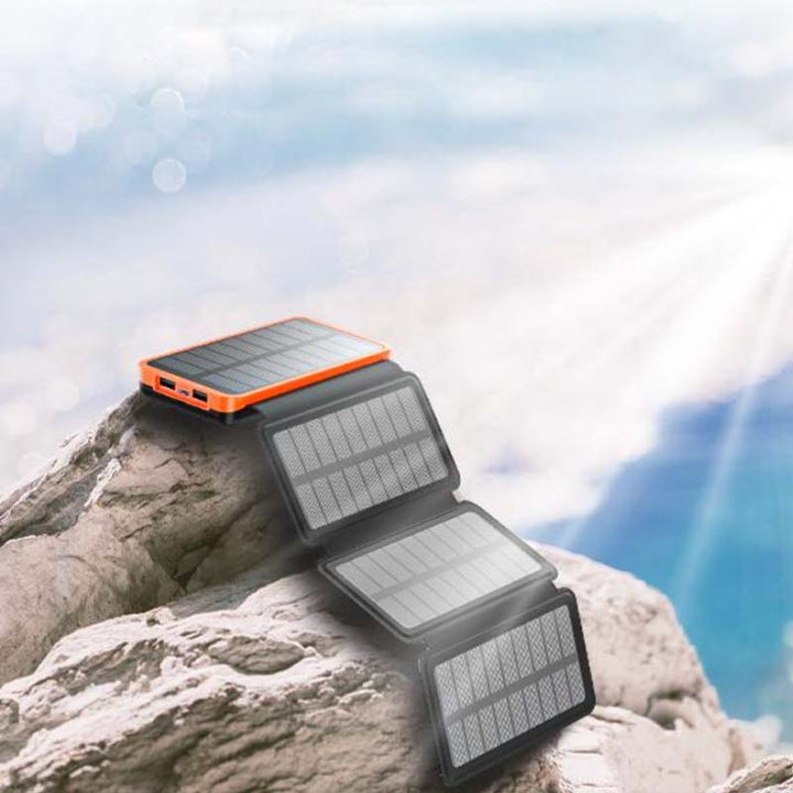 Universele zonne-energie powerbank met 4 uitgeklapte panelen en 3 USB-poorten.