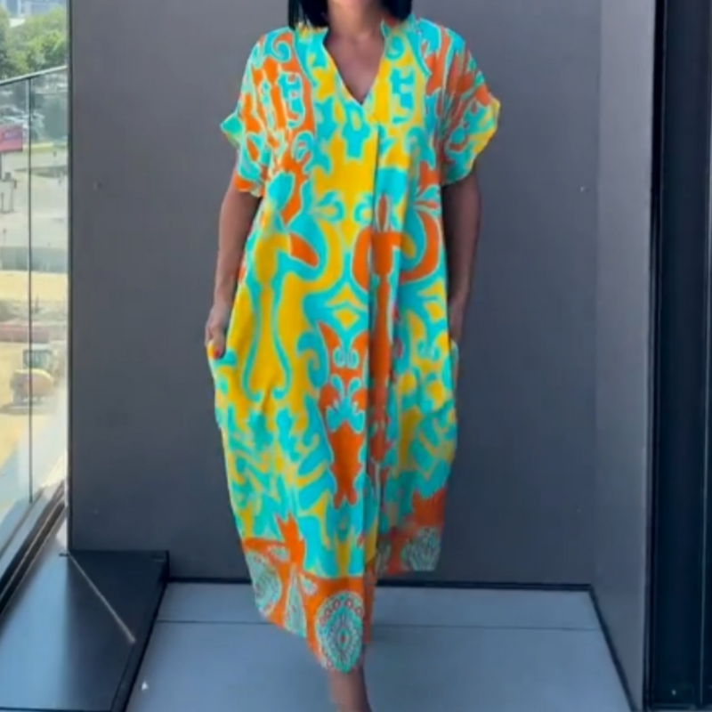 Midi strandjurk voor dames, een luchtige kaftan met vrolijke print, ideaal voor een zomerse vakantie.